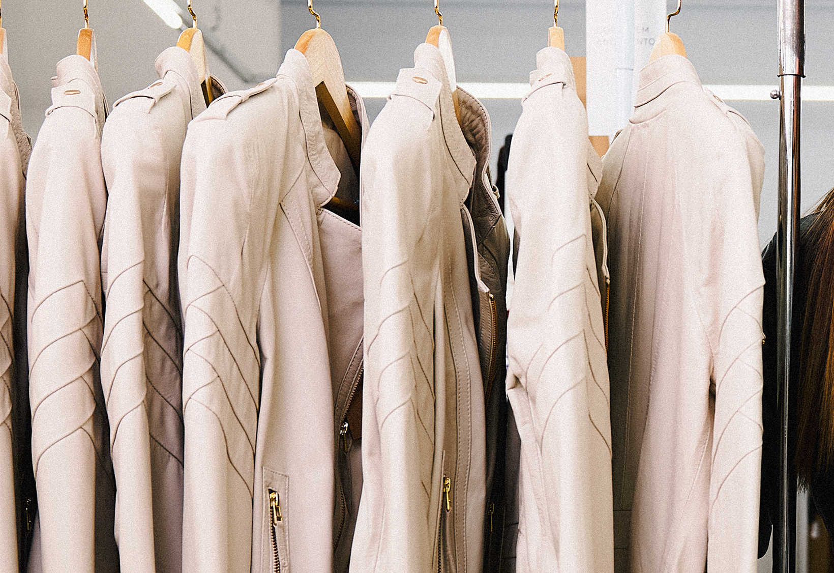 Arara com jaquetas de couro off-white