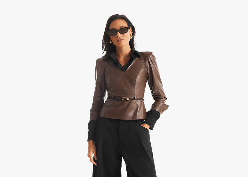 Blusa de couro marrom com cinto e calça preta