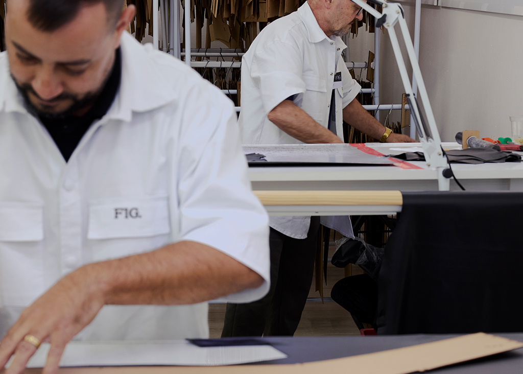 Modelistas cortando couro na fábrica FIG