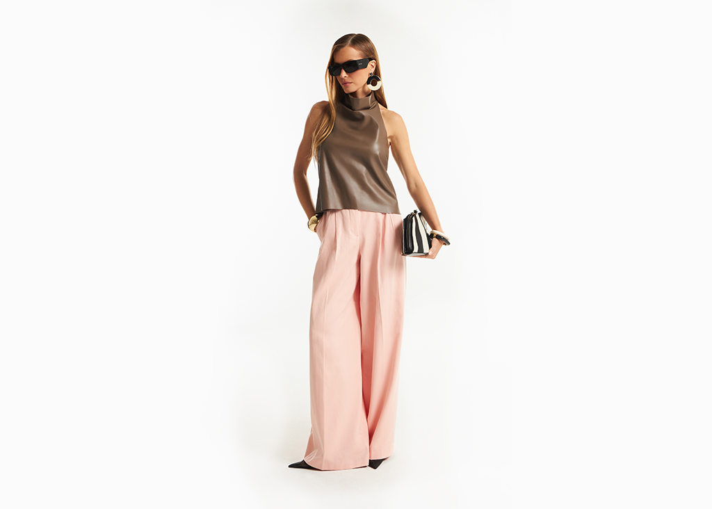 Regata de couro taupe com calça pantalona rosa claro