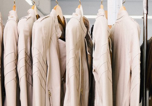 Arara com jaquetas de couro off-white