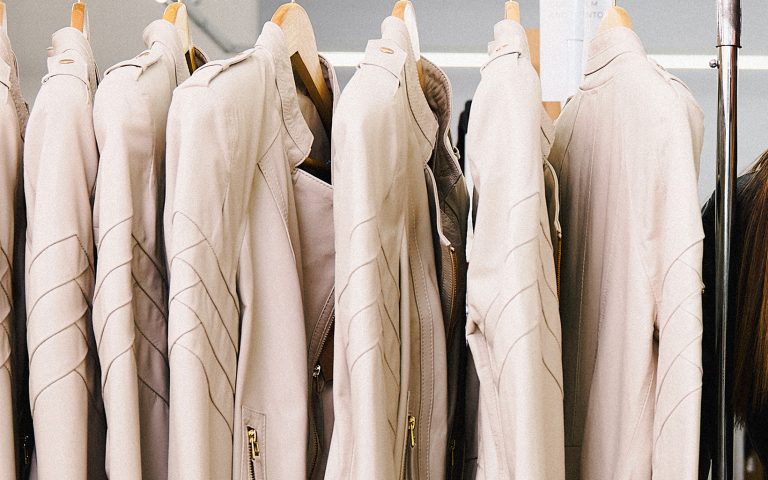 Arara com jaquetas de couro off-white